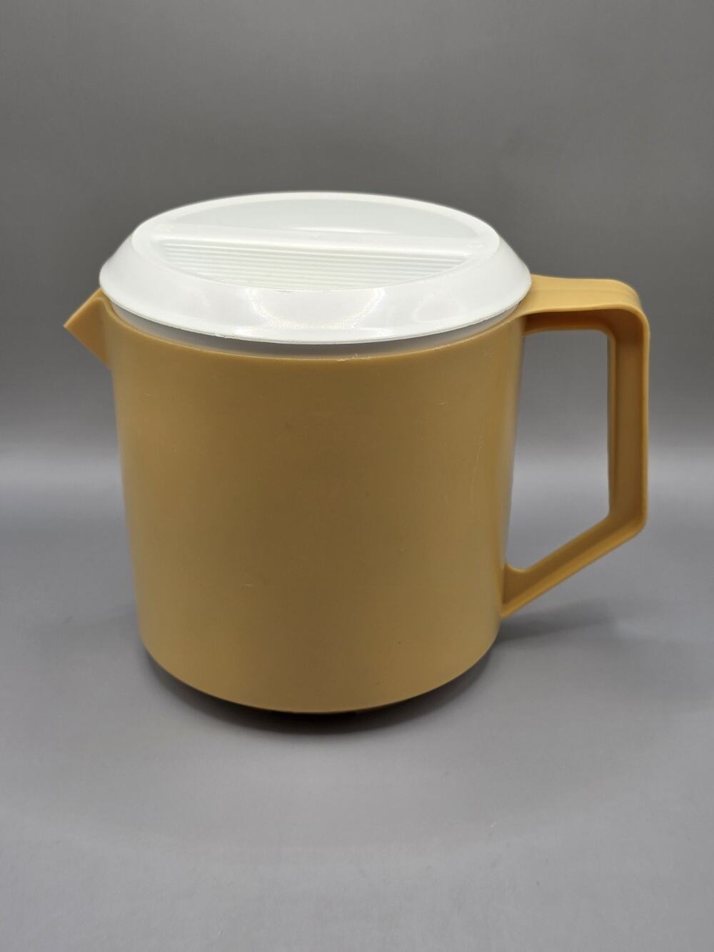 Vintage 1970s Rubbermaid 1.5 Quart Pitcher 2745 Harvest Gold White